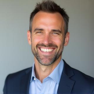 Headshot of Daniel Oliveira, Co-Founder of Foco Criativo Estúdio, a man smiling confidently